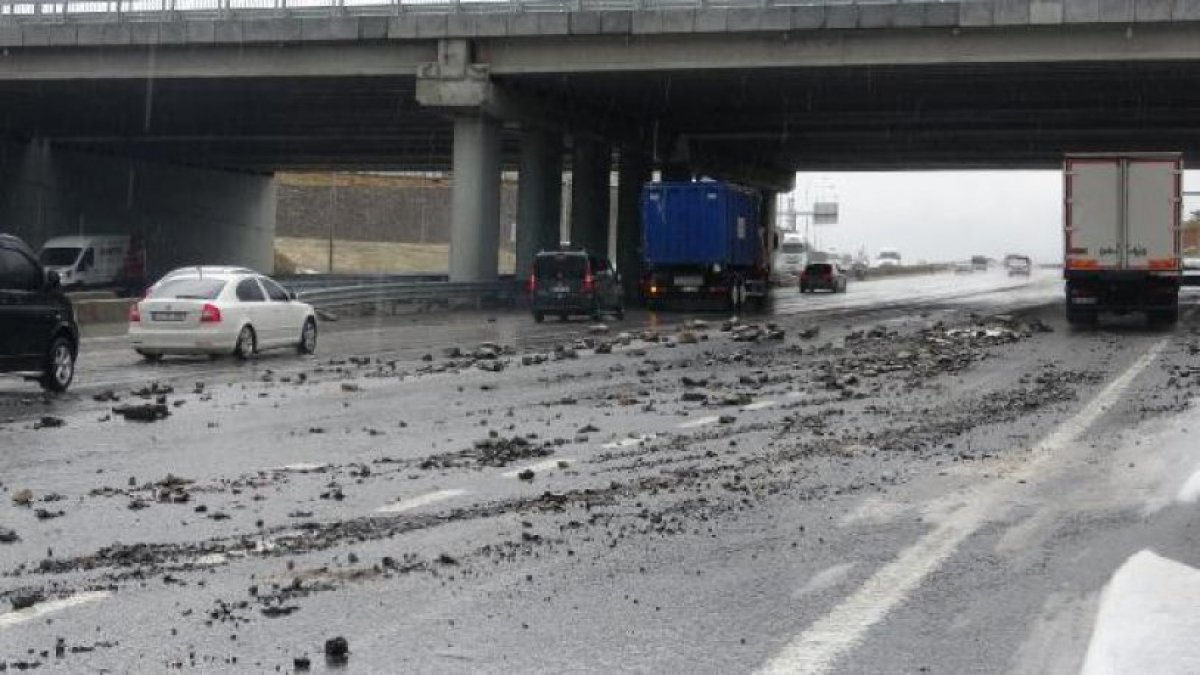 Fındık büyüklüğünde dolu yağdı: TEM Otoyolu kapandı