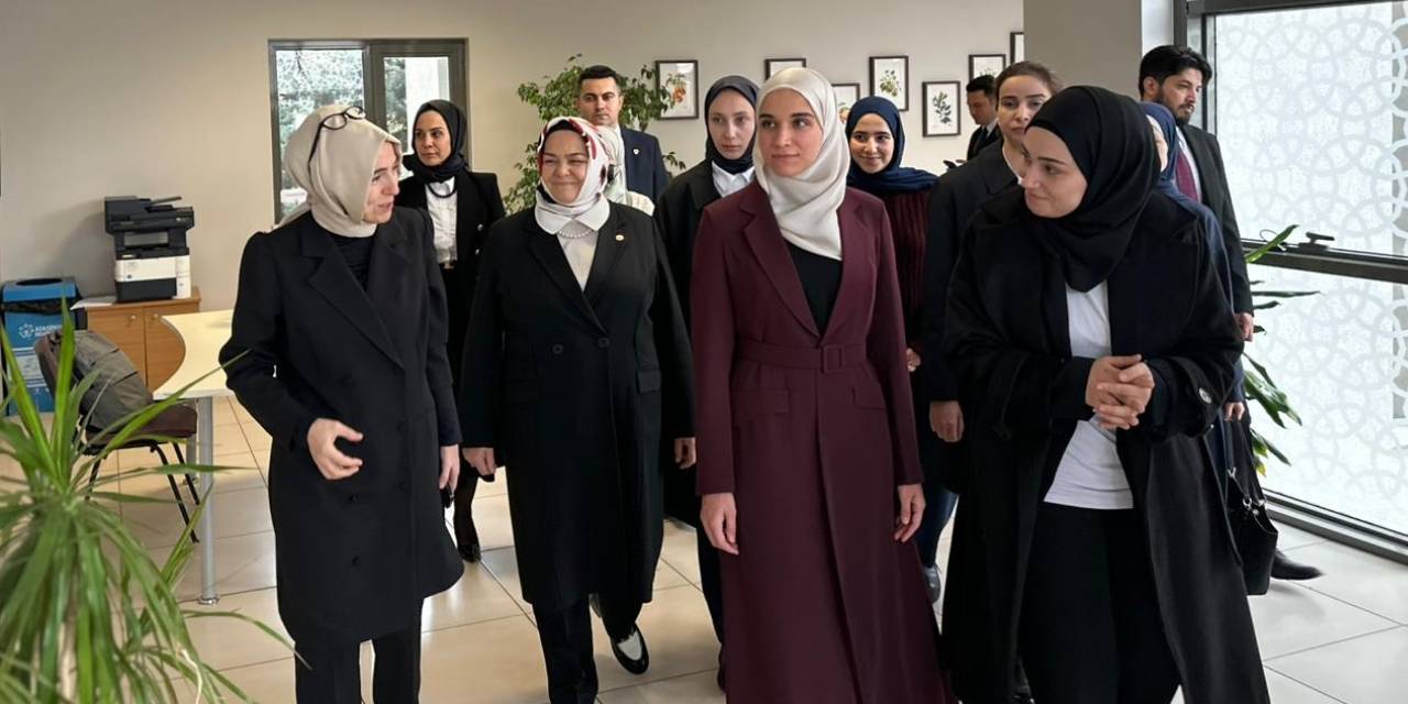 Şara'nın eşi Latife El Durubi'den Kadıköy Anadolu İmam Hatip Lisesi'ne ziyaret