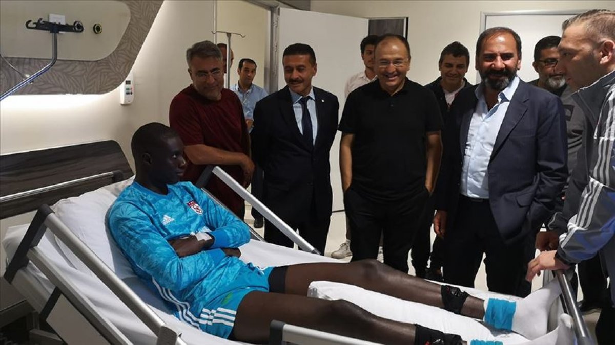 Maçtan çıkarken yere yığılan Samassa'nın sağlık durumu hakkında açıklama