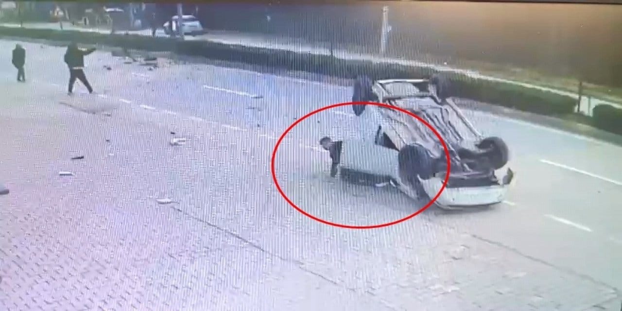 Taklalar atıp ters duran otomobilden yürüyerek çıktı