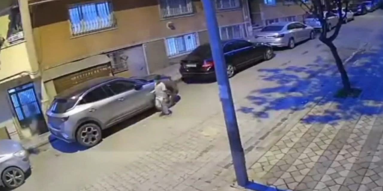 Elindeki metalle sokaktaki tüm araçları tek tek çizdi