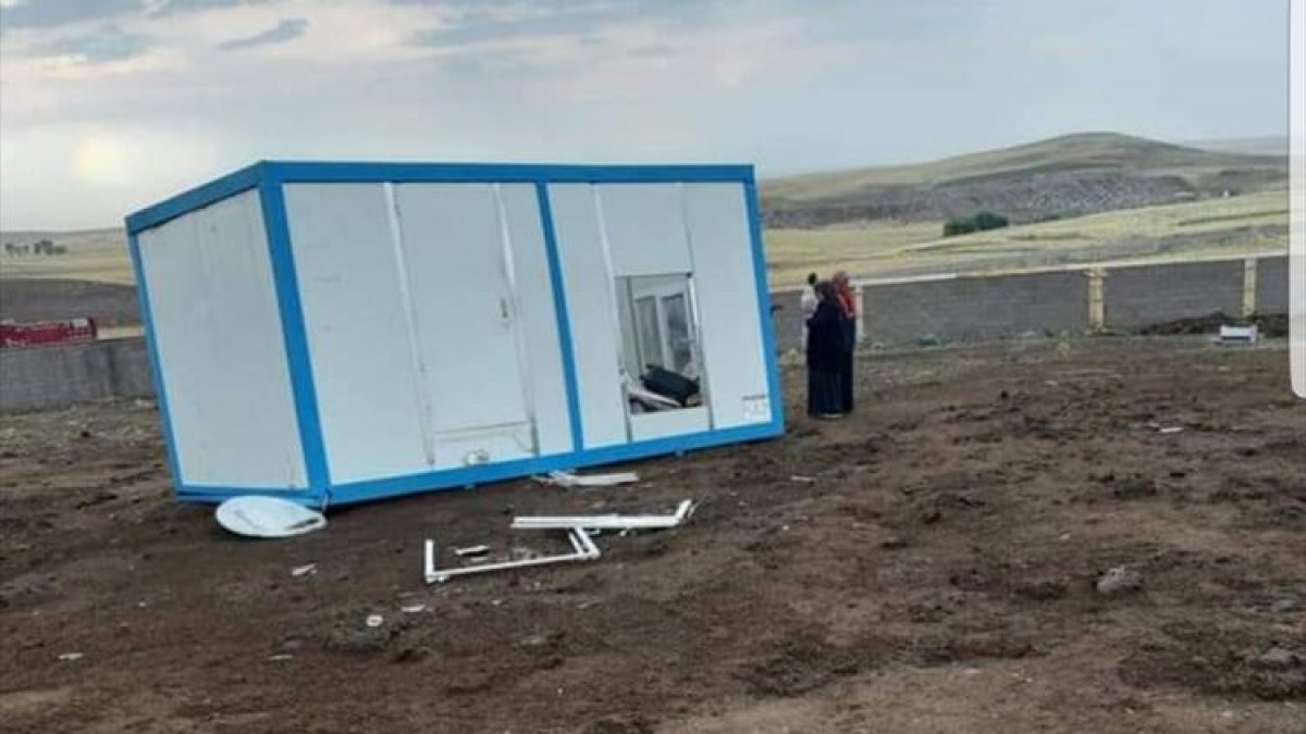 Fırtınadan korunmak için konteynere girmişti... Dehşeti yaşadı!