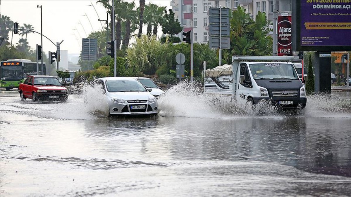 Adana'da bir saat süren sağanak hayatı felç etti