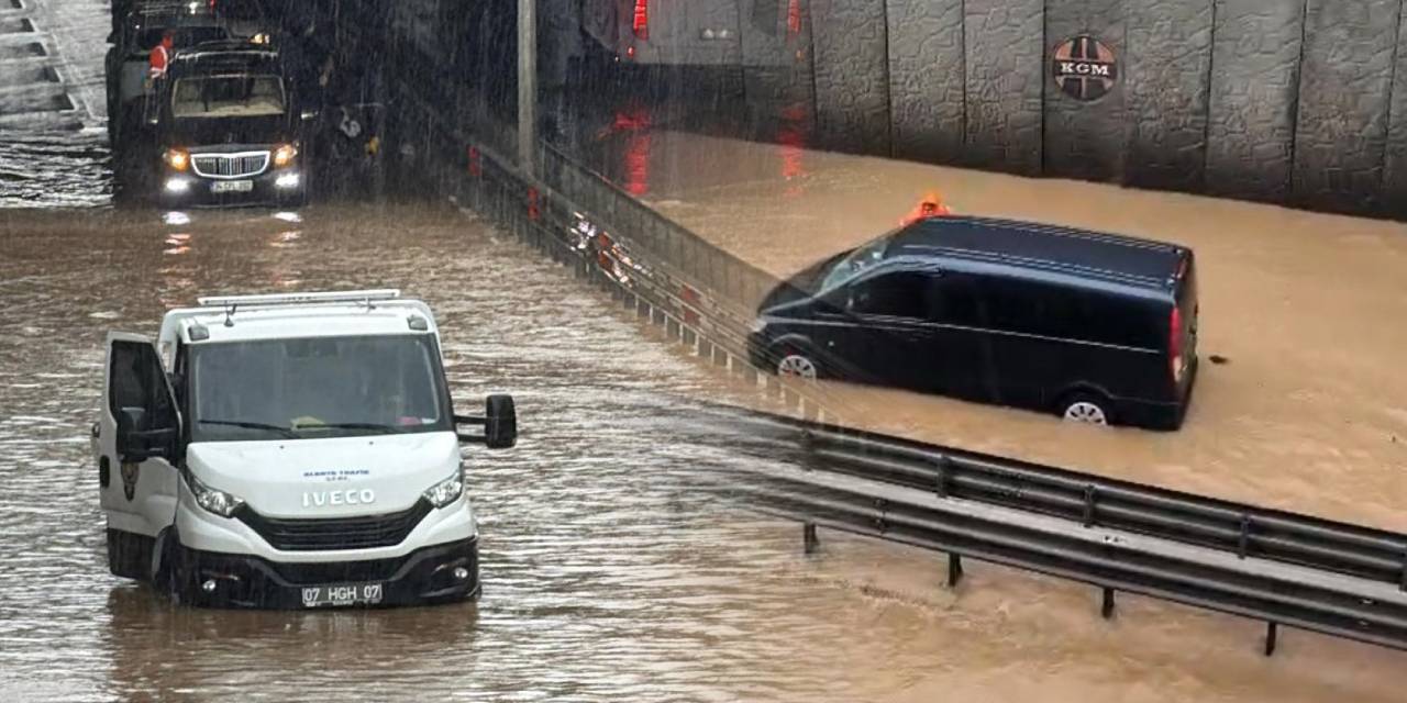 Sağanak yağış nedeniyle 8 kişi alt geçitte mahsur kaldı! Yardıma itfaiye koştu
