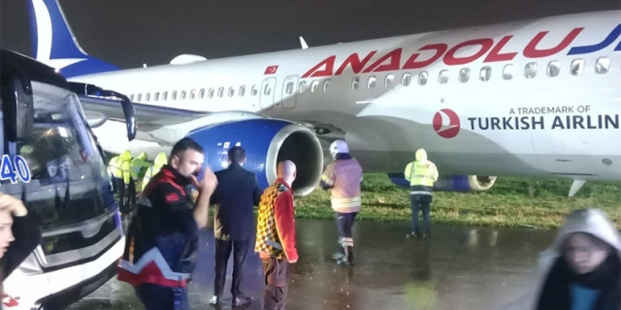 Sabiha Gökçen'de korkutan olay: İniş yapan AJet uçağı pist dışına kaydı