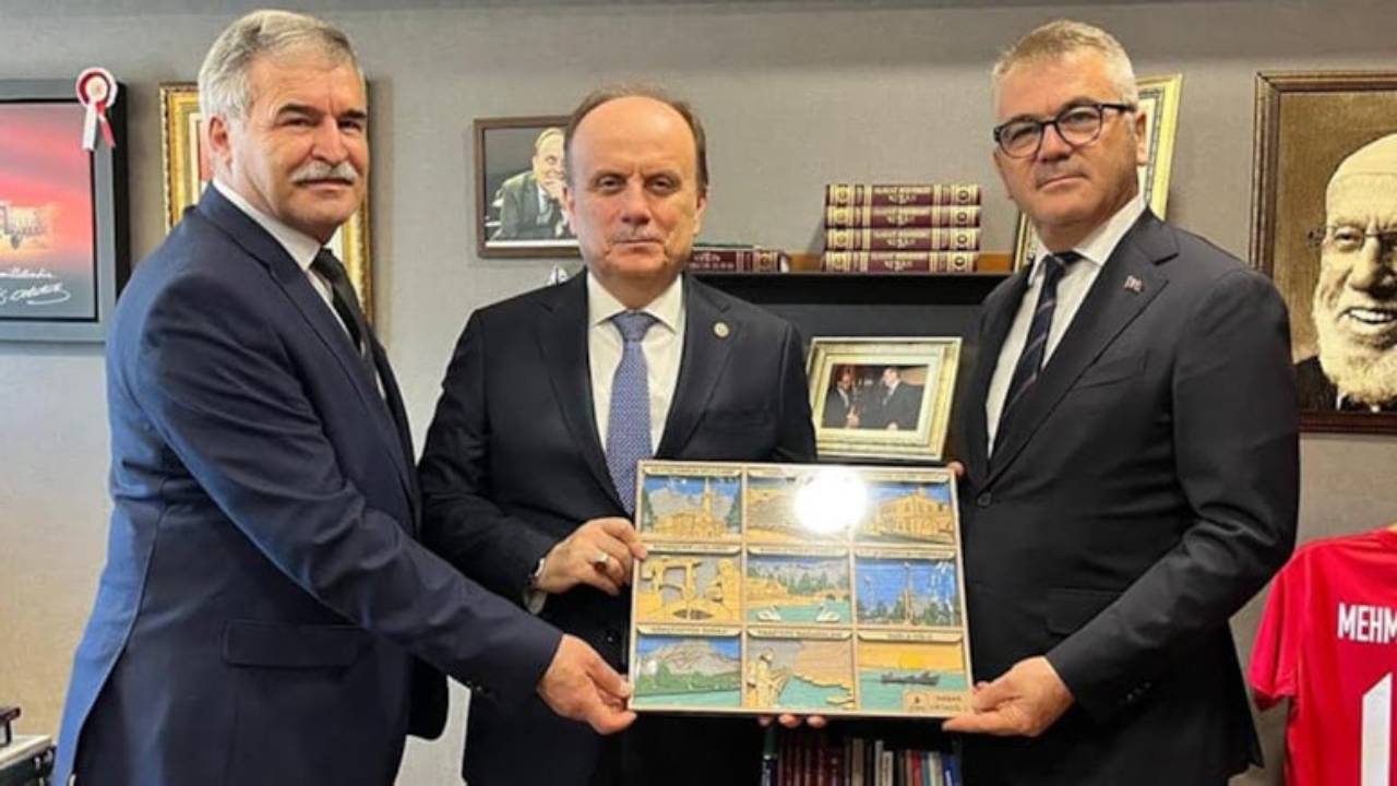 CHP'den AKP'ye geçti: Tehdidi unuttu hediye götürdü