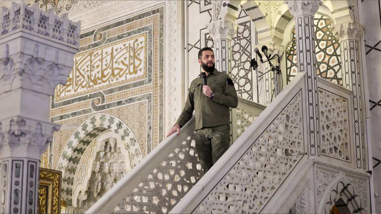 Şara takım elbisesini çıkardı askeri kıyafetle namaz kıldırdı