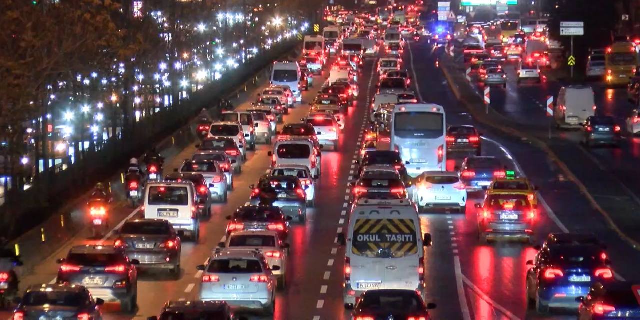 İstanbul trafiğine sağanak ve hafta başı darbesi! Yüzde 90 görüldü