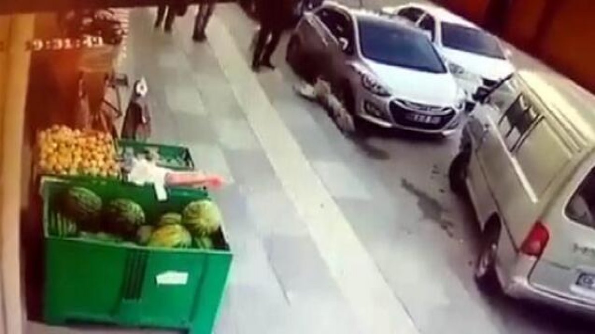 Bunu yapan "insan" olamaz! Sokak köpeğini tekmeyle bayılttı