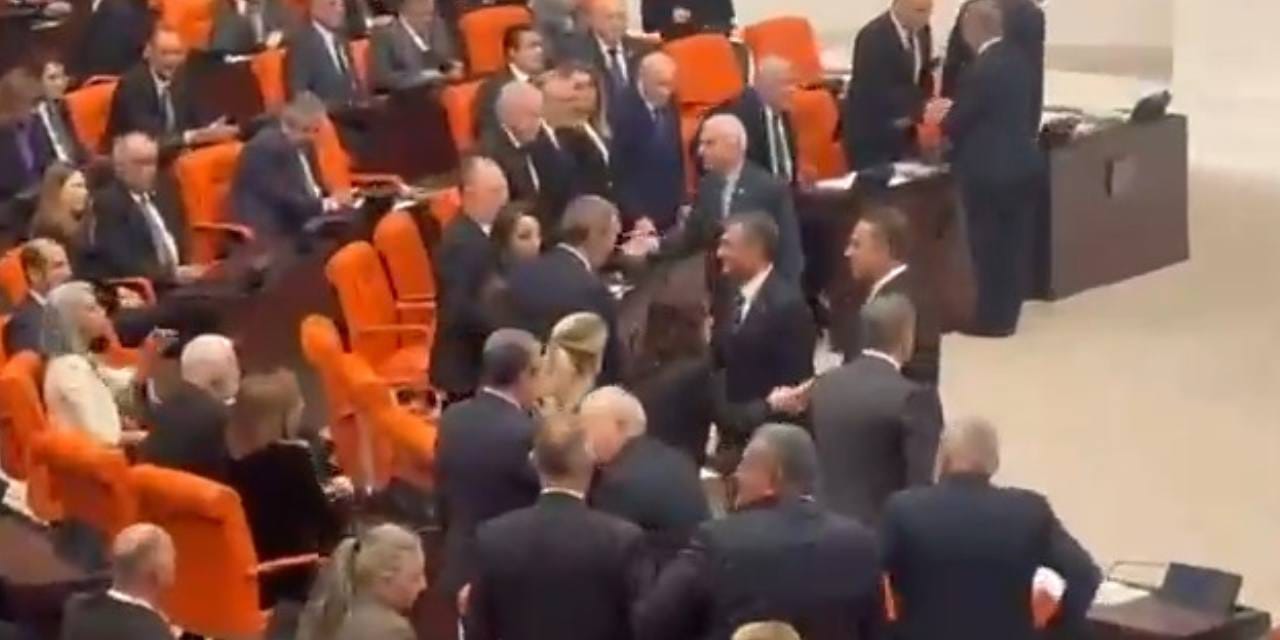 Bütçe görüşmesinden önce TBMM'de dikkat çeken anlar! Liderler tokalaştı