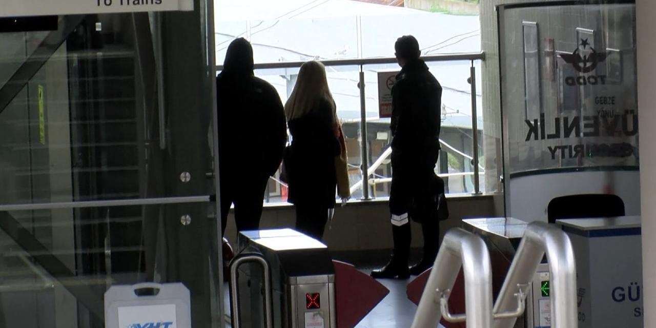 Marmaray'da büyük panik! Raylara düştü seferler durdu