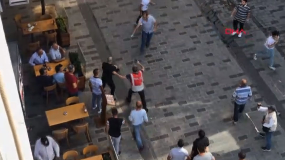 Taksim'de kavga: Makas ve bıçakla birbirlerine saldırdılar