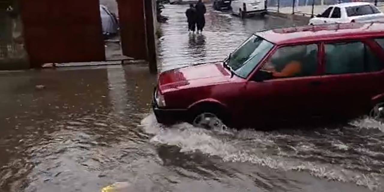 Adana'da sağanak hayatı felç etti: Cadde ve sokaklar göle döndü