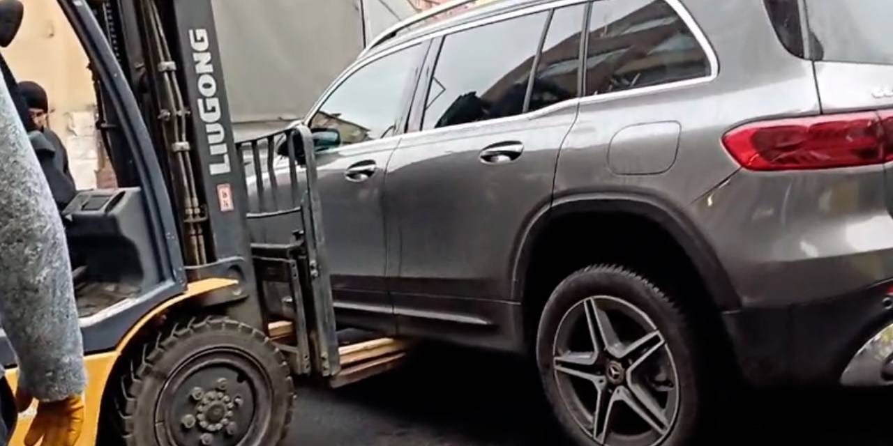 Kağıthane'de hatalı park trafiği felç etti! Vatandaşlar aracı Forklift ile yoldan kaldırdı