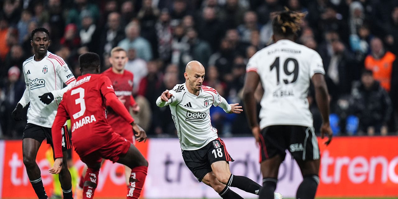 Hakem kararı Beşiktaş'ı çıldırttı: Anında paylaşım geldi