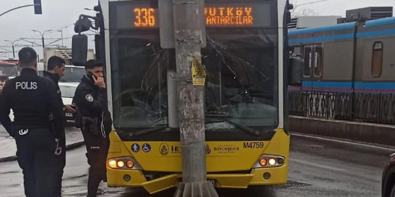 Sultangazi'de İETT otobüsü kayganlaşan yolda kaza yaptı