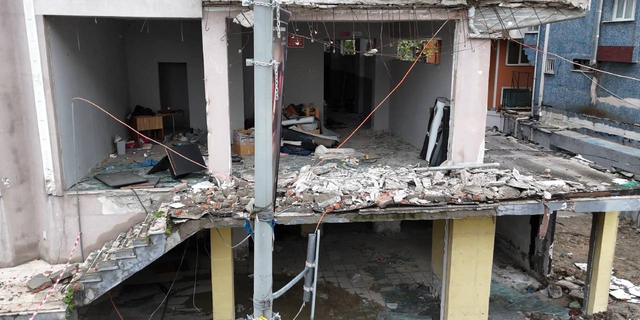 Avcılar'da tahliye edilen binanın balkonu çöktü