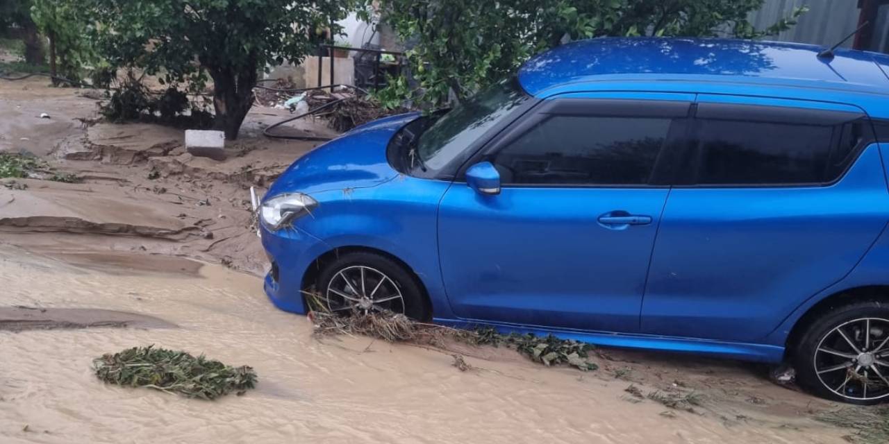 Kıbrıs'ta sağanak sele neden oldu! Okullar tatil edildi