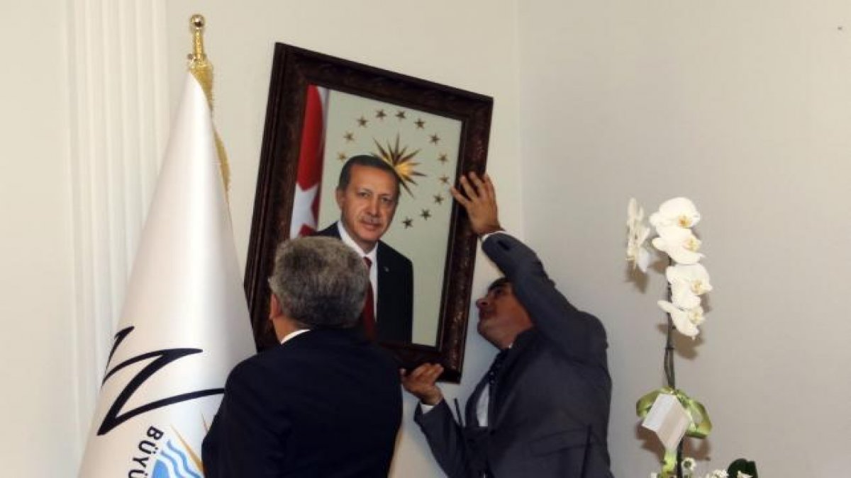Kayyım validen ilk icraat! Erdoğan'ın fotoğrafını astı...