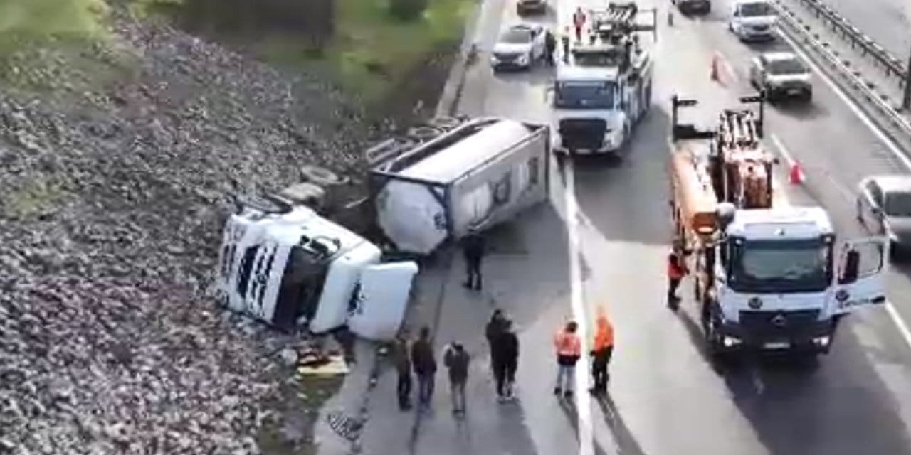 TEM Otoyolu'nda tanker kazası: Trafik tek şeride düştü