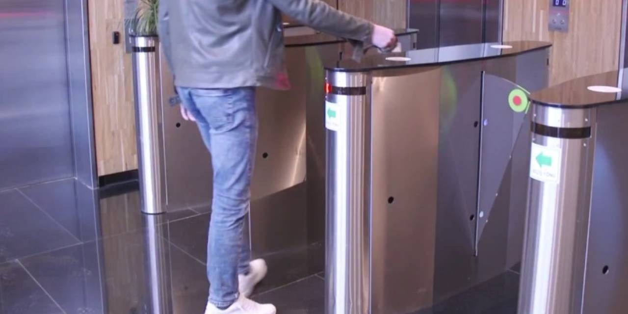 İşe 40 dakika erken geldiği için kovuldu