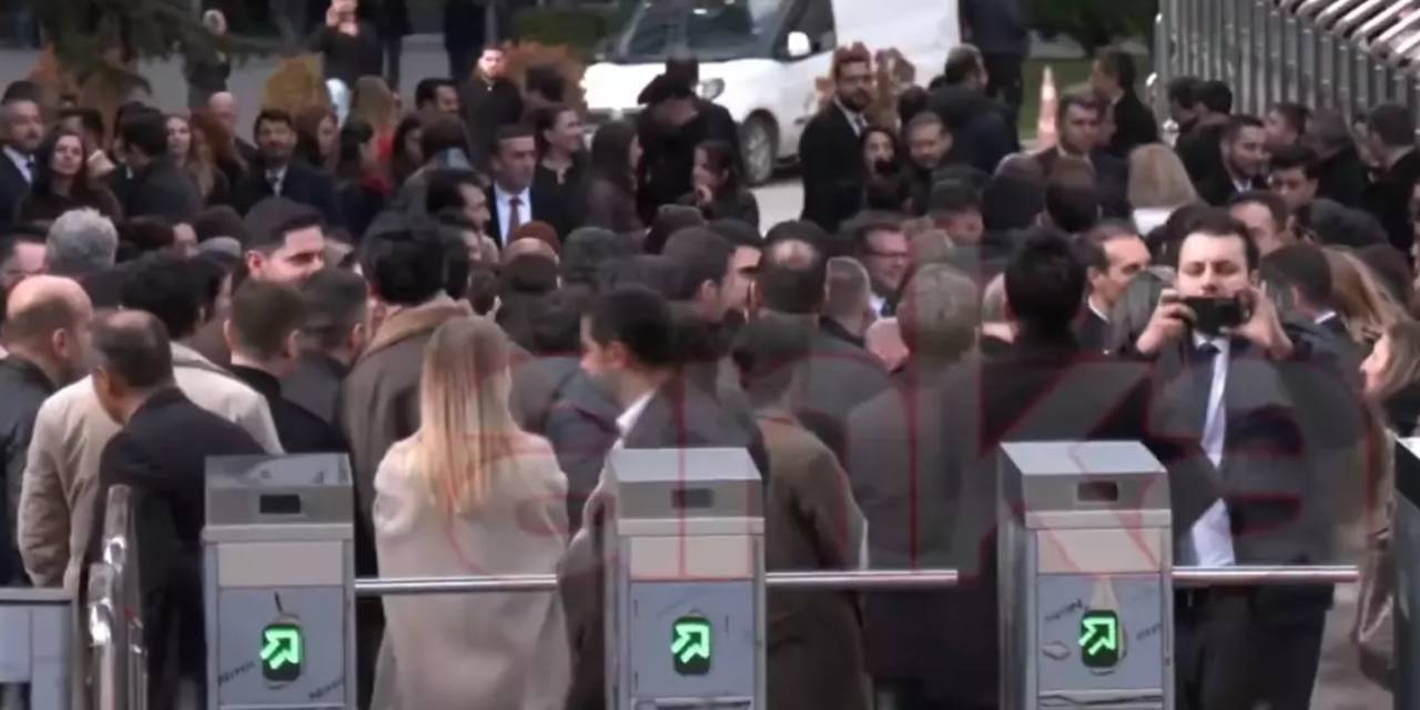 30 bin liralık seyyanen zamları iptal edilen memurlar eylem yaptı