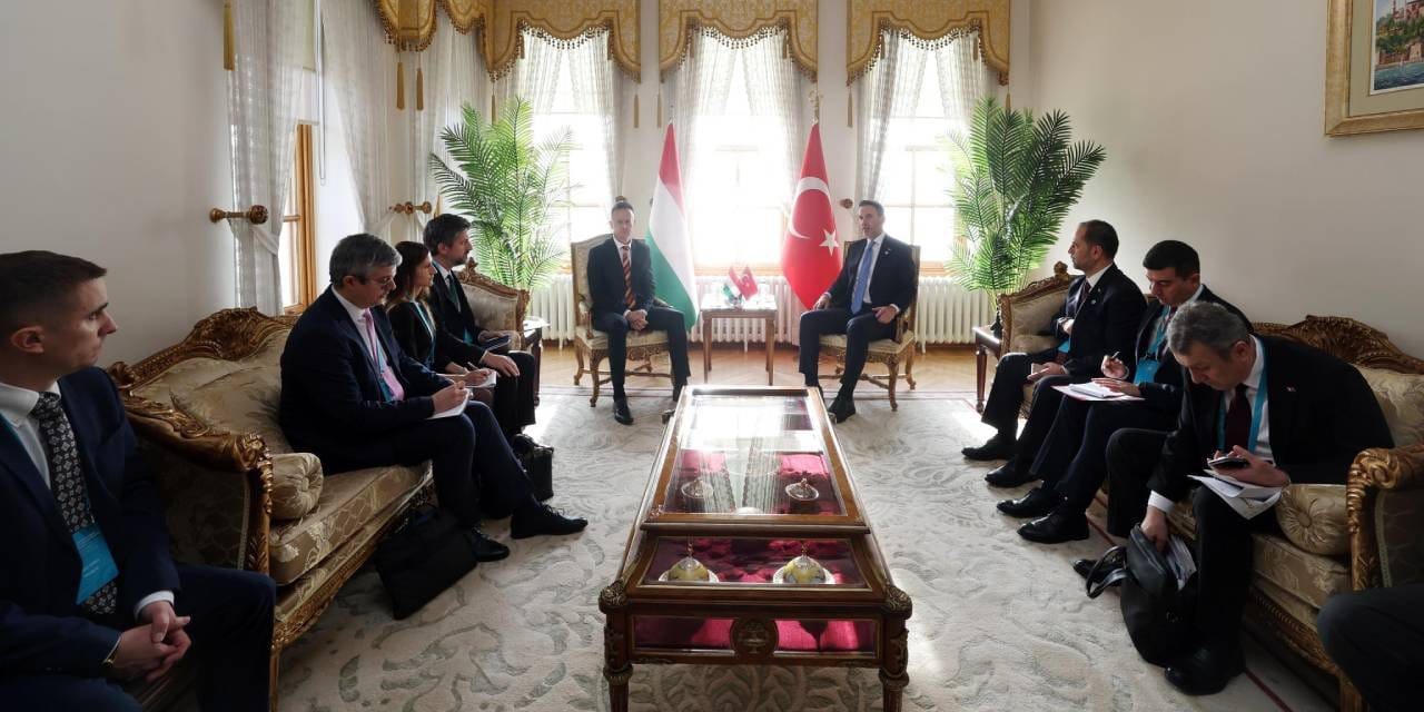 Enerji Bakanı Bayraktar Macar Bakan Szijjarto ile görüştü