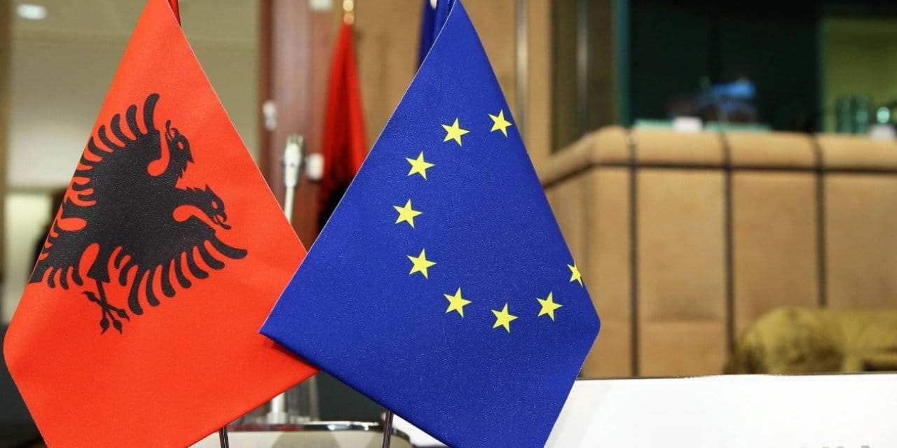 Arnavutluk'un AB'ye üyeliği için tarih verildi