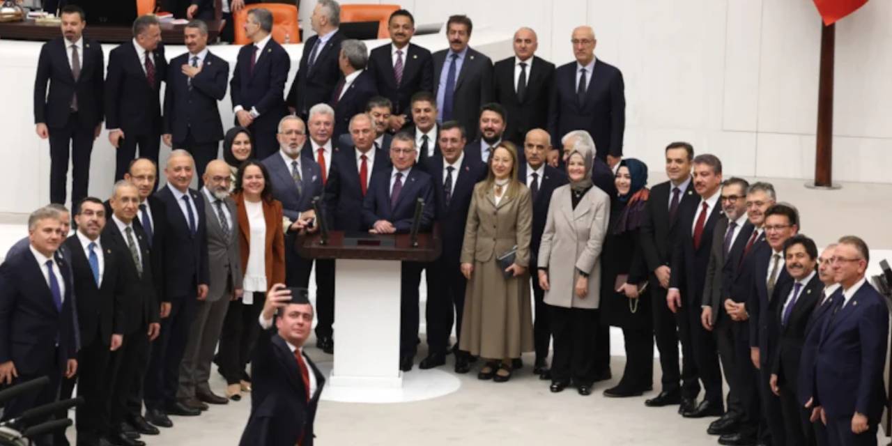 Mecliste 42 kişilik selfie: AKP’li 230 vekile uyarı mı?