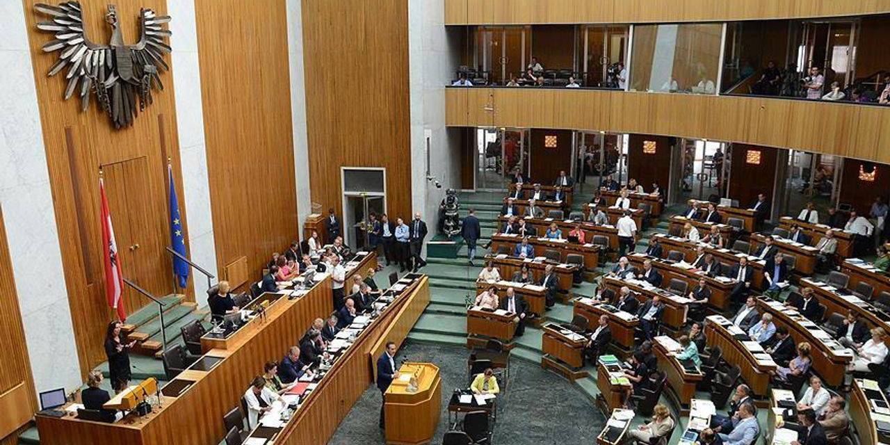 Avusturya'da 14 yaş altı çocuklara başörtüsü yasaklandı: Erkekler kapatmayı dayatamaz