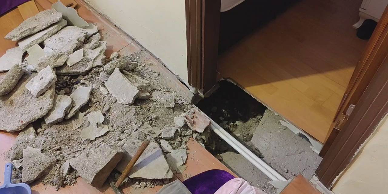 Fatih'te 4 katlı binanın zemininde çökme!
