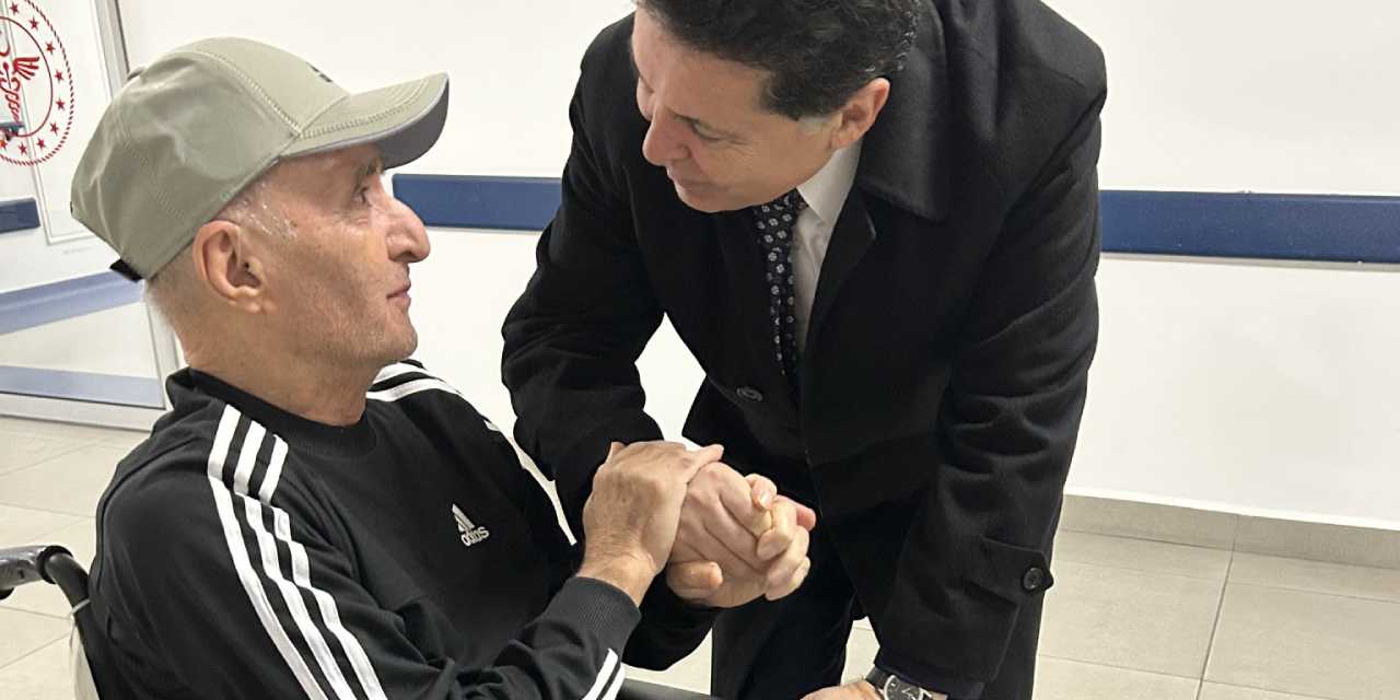 Ahmet Özer Hikmet Çetin'i hastanede ziyaret etti