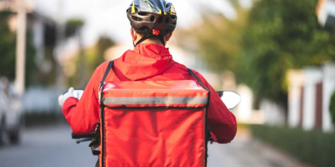 Atatürk portresine tüküren kurye yakalandı: Yemek Sepeti'nden de açıklama geldi