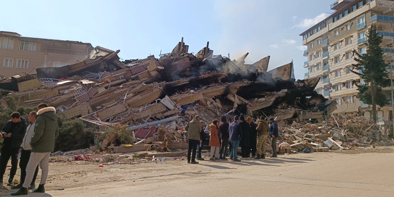 51 kişiye mezar olan apartmanın müteahhidi hâlâ TOKİ'ye proje yapıyormuş!