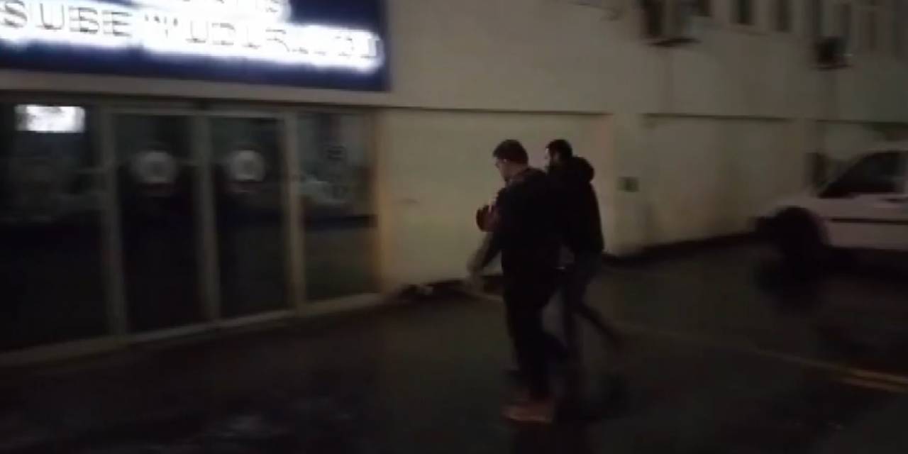 Çaldıkları otomobili beğenmeyip yolda bıraktılar!