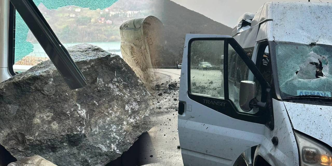 Artvin’de faciaya ramak kala! Yamaçtan yuvarlanan kaya minibüse düştü