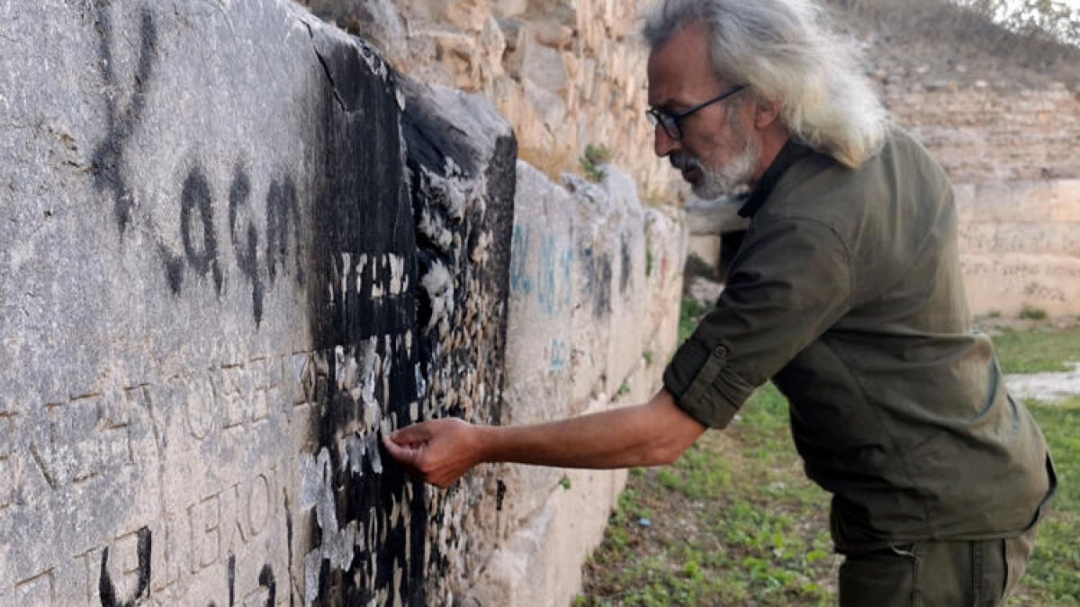 2 bin yıllık kitabeye çirkin saldırı!