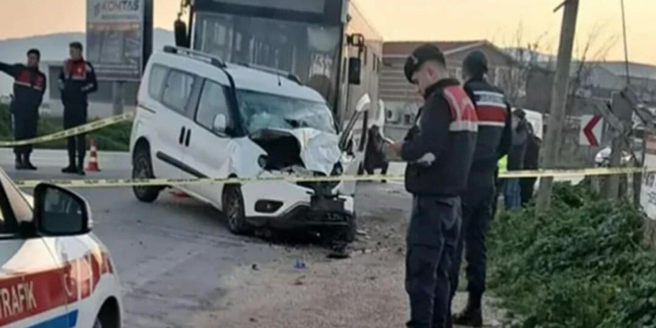 İşe giderken canından oldu: Belediye otobüsü ile hafif ticari araç çarpıştı