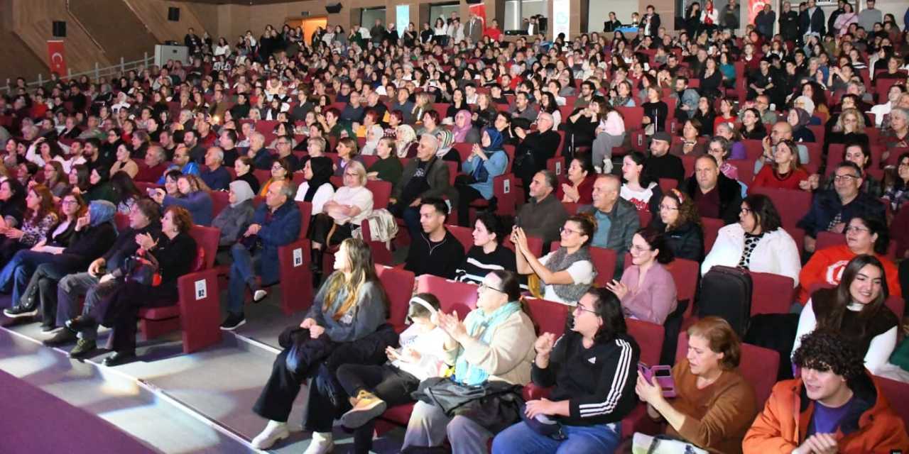 Avlu’da Sezen Aksu şarkıları yankılandı