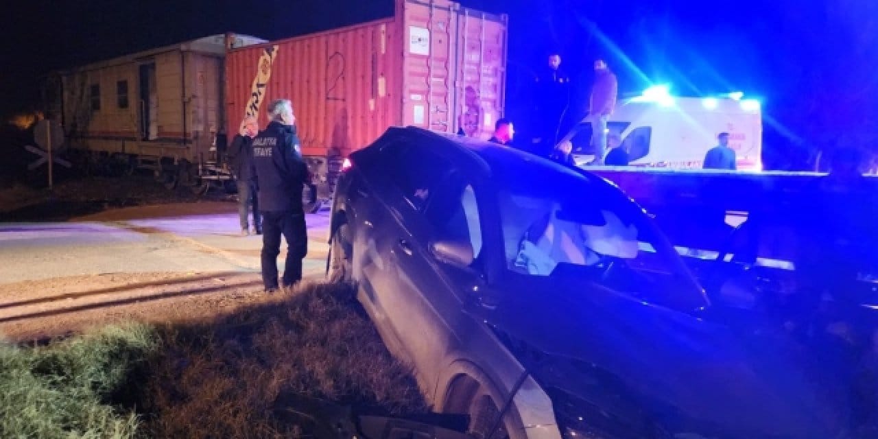 Malatya'da 5 kişinin bulunduğu araca tren çarptı