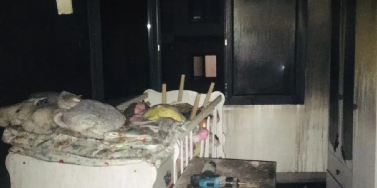 İhmaller zinciri deprem konutunda yangın faciasını getirdi! Alarm sustu ev kül oldu