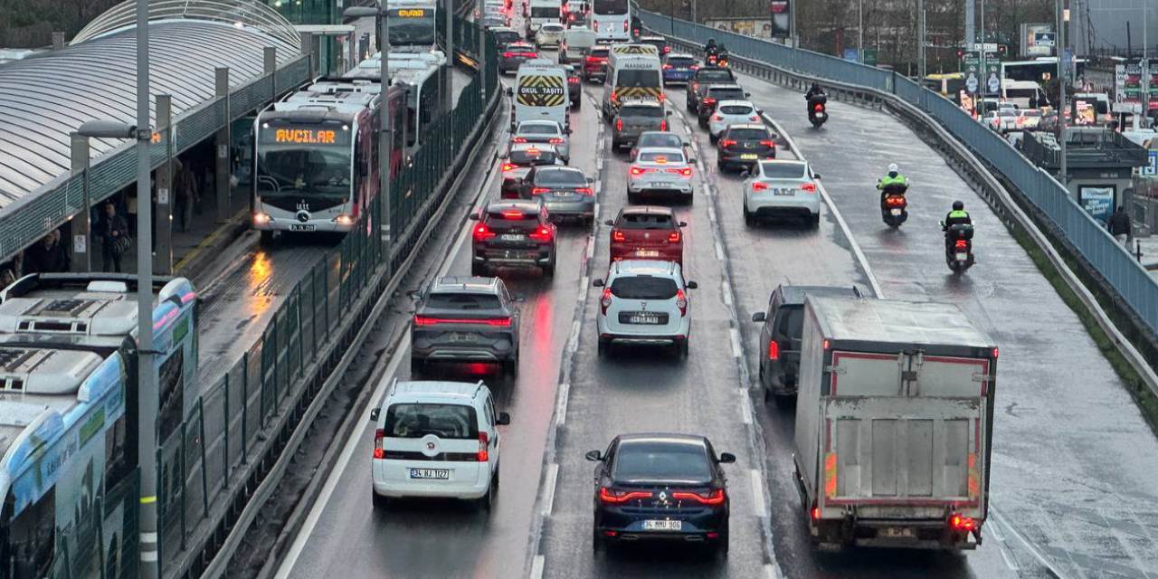 İstanbul'da haftanın ilk iş gününde trafik felç oldu!