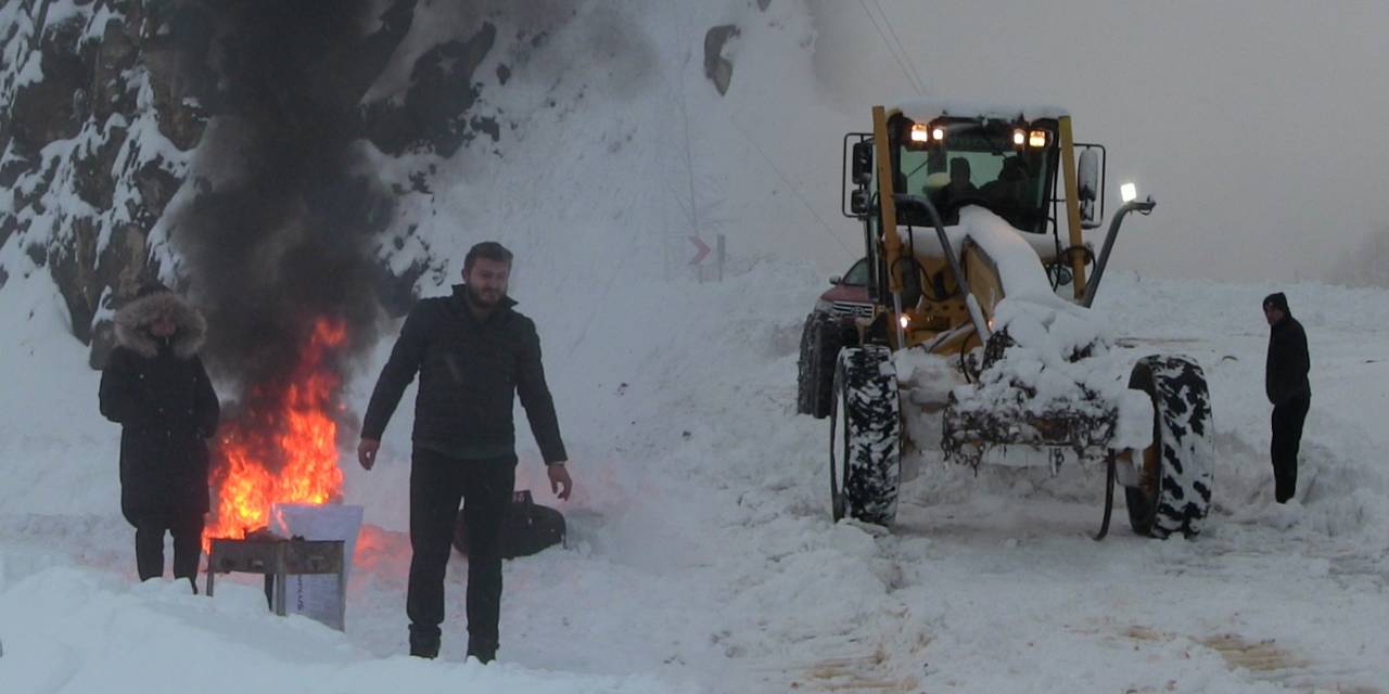 Artvin’de yollar kara gömüldü! Sürücüler ateş yakarak ısındı
