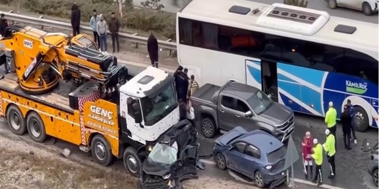 Ankara'da kontrolden çıkan vinç 13 aracın arasına daldı! Yaralılar var