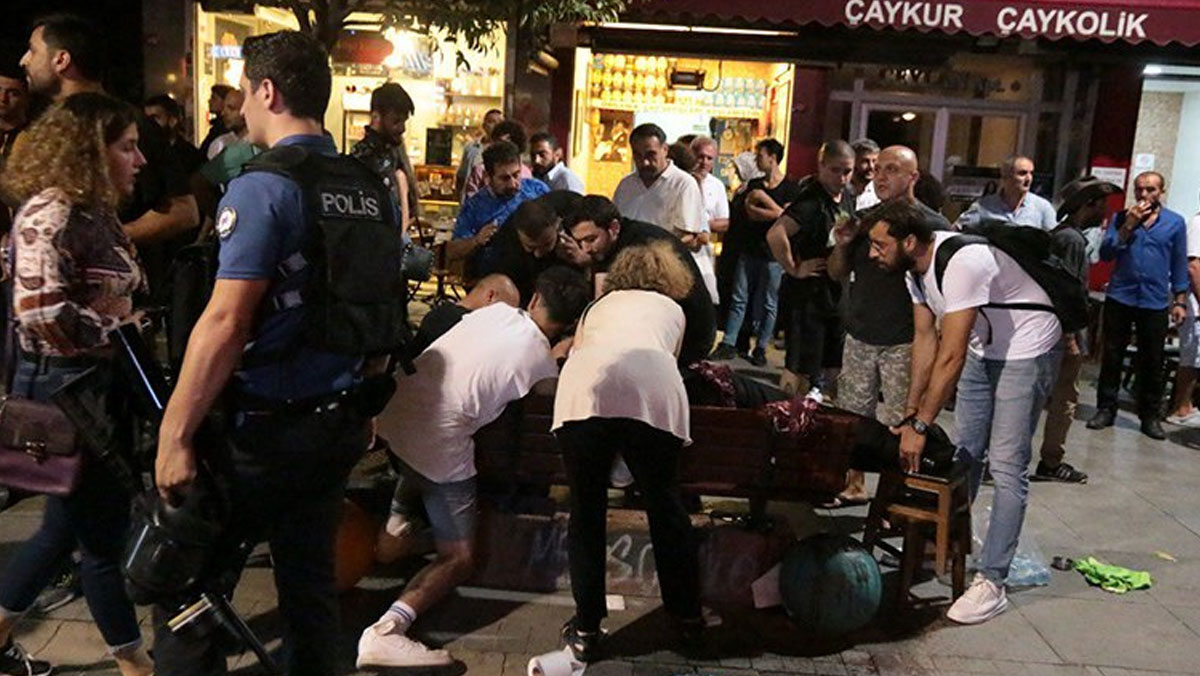 Kadıköy'deki kayyım protestosuna bıçaklı saldırı: 1 kişi ağır yaralı