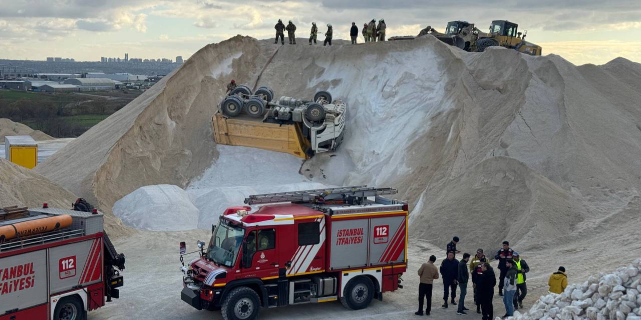 Çatalca'da iş cinayeti! Kamyonun kasası ile şasisi arasında kalan 64 yaşındaki işçi yaşamını yitirdi