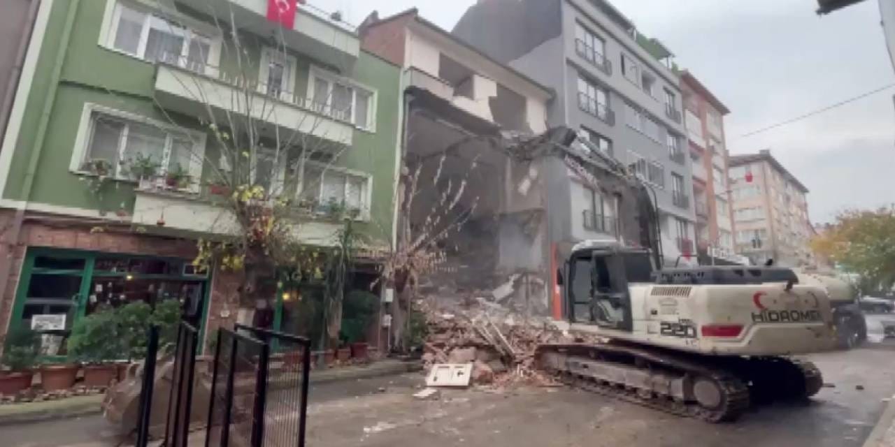 Yıkılan 4 katlı binanın sadece en üst katı ayakta kaldı