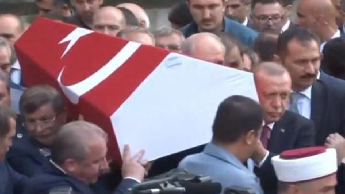Cenazede dikkat çeken detay! Tabutu Erdoğan ve Davutoğlu birlikte omuzladı!