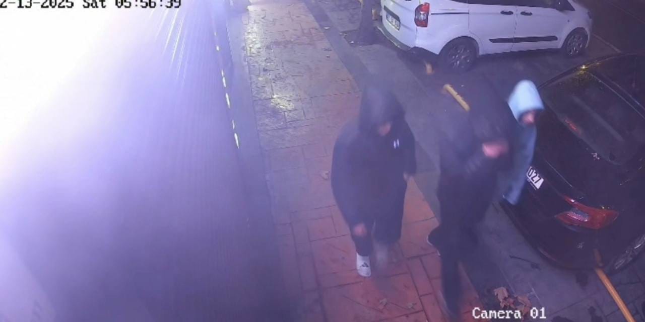 Beylikdüzü’nde dakikalar içinde 3 iş yerini soyan çocuk hırsızlar kamerada