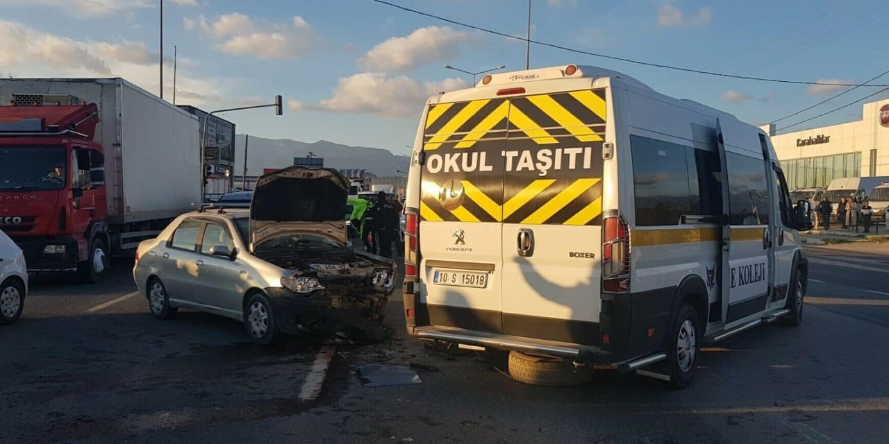 Öğrenci servisi ile otomobil çarpıştı: 4'ü öğrenci 7 yaralı